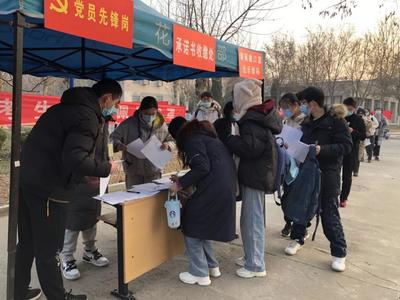 研究生党员干部先锋队 寒冬送温暖，服务考研生